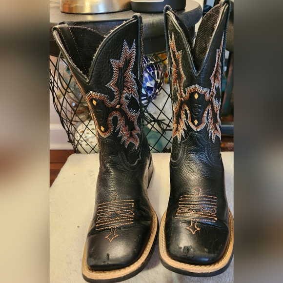 Boys Sz 2 Ariat Boots in Great Condition Minus Toe Wear on Both Boots - Picture 1 of 10